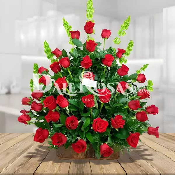 Diseño Floral con Rosas Cupido